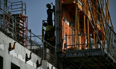 Des ouvriers sur un chantier à Bordeaux lors d'une vague de chaleur, le 22 juin 2026 ( AFP / Christophe ARCHAMBAULT )