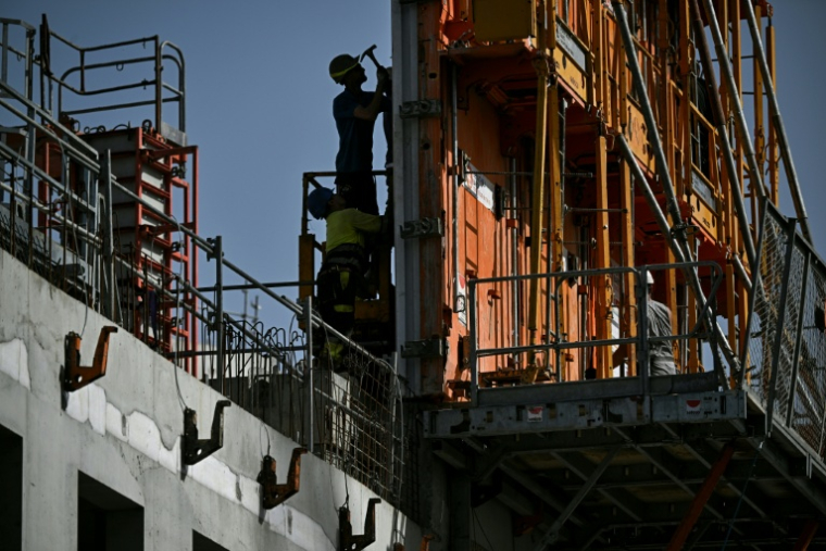 Des ouvriers sur un chantier à Bordeaux lors d'une vague de chaleur, le 22 juin 2026 ( AFP / Christophe ARCHAMBAULT )