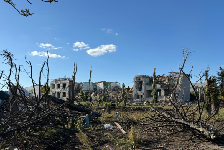 Des bâtiments détruits dans le village de Malomykhaylivka, dans la région de Dnipropetrovsk, le 2 octobre 2026 ( AFP / Darya Nazarova (STR Zaporizhzhia) )