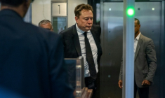 Elon Musk arrive au tribunal fédéral d'Oakland alors que débutent les plaidoiries d'ouverture du procès intenté par Elon Musk contre OpenAI, le 28 avril 2026 en Californie ( AFP / Karl Mondon )