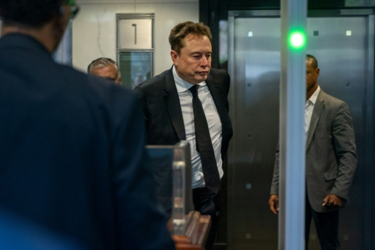 Elon Musk arrive au tribunal fédéral d'Oakland alors que débutent les plaidoiries d'ouverture du procès intenté par Elon Musk contre OpenAI, le 28 avril 2026 en Californie ( AFP / Karl Mondon )