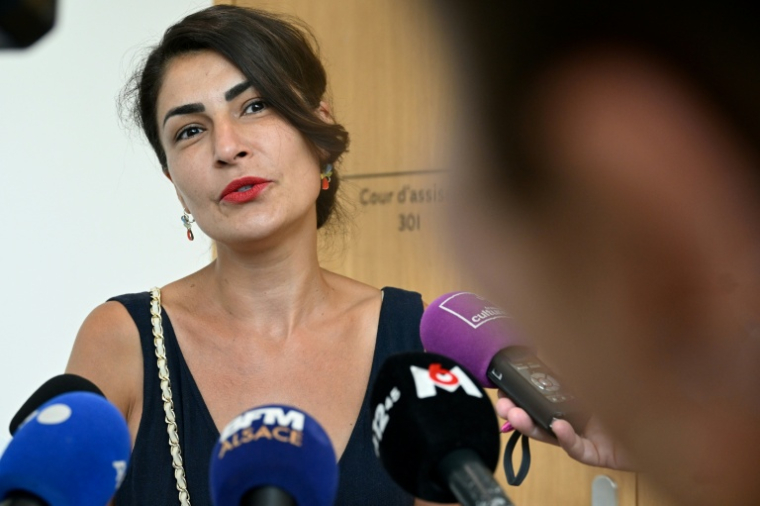 L'avocate Sendegul Aras, représentant six plaignantes, s'adresse aux journalistes à l'ouverture du procès de Pierre Garitte, ostéopathe accusé de viols et d'agressions sexuelles sur 29 de ses patientes, au tribunal de Strasbourg, le 1er juin 2026 dans le Bas-Rhin ( AFP / Jean-Christophe VERHAEGEN )