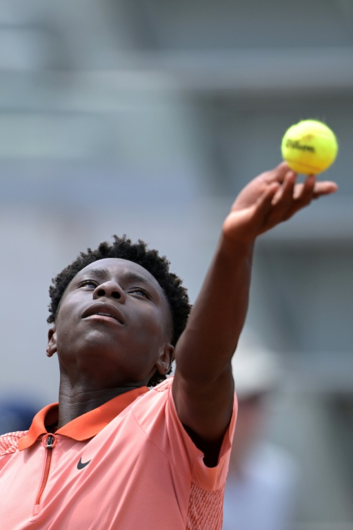 Le Français Moïse Kouame sert face au Polonais Tomasz Berkieta lors de leur quart de finale du simple junior masculin de Roland-Garros, le 6 juin 2024 à Paris ( AFP / Bertrand GUAY )