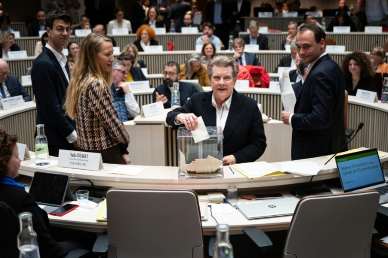 La maire socialiste de Strasbourg Catherine Trautmann vote lors de l'élection du président de 'Eurométropole de Strasbourg, le 10 avril 2026 ( AFP / SEBASTIEN BOZON )