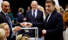 Emmanuel Macron vote au premier tour des élections municipales au Touquet