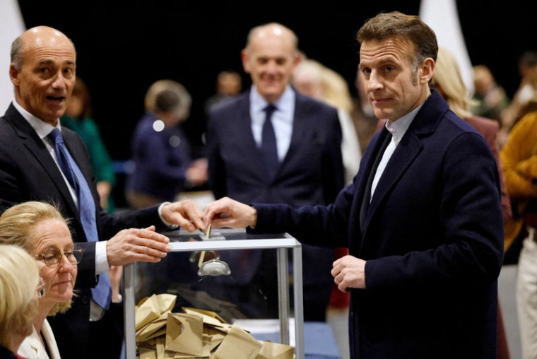 Emmanuel Macron vote au premier tour des élections municipales au Touquet