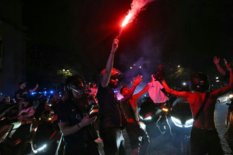 Des supporteurs célèbrent la victoire du PSG en Ligue des Champions, le 30 mai 2026 à Paris ( AFP / LOU BENOIST )