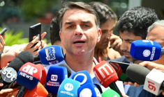 Le sénateur brésilien Flavio Bolsonaro, fils de l’ancien président Jair Bolsonaro, s’adresse à la presse après avoir rendu visite à son père à l’hôpital DF Star, à Brasilia, le 13 mars 2026 ( AFP / Evaristo Sa )