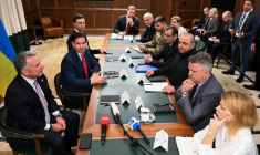 Le chef de la délégation ukrainienne Roustem Oumerov (c,d) et le secrétaire d'Etat américain Marco Rubio (c,g) accompagné de Steve Witkoff et Jared Kushner, lors d'une réunion à Hallandale Beach, en Floride, le 30 novembre 2025 ( AFP / CHANDAN KHANNA )