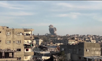 De la fumée s'élève au-dessus du nord de Gaza suite à une frappe