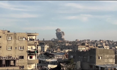 De la fumée s'élève au-dessus du nord de Gaza suite à une frappe