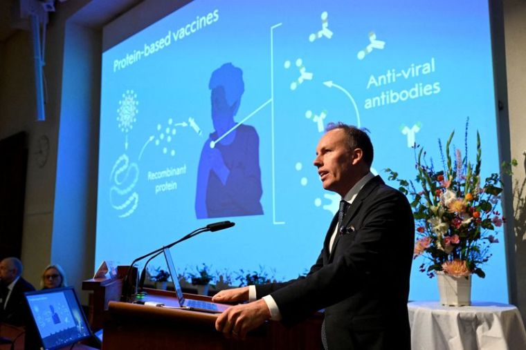 Katalin Kariko et Drew Weissman remportent le prix Nobel de physiologie ou médecine 2023 à Stockholm