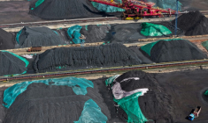 Un parc à charbon au bord du fleuve Yangtze à Nanjing, dans la province orientale du Jiangsu, le 22 juillet 2025 en Chine ( AFP / - )