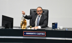 Le président du Parlement salvadorien Ernesto Castro lors d'un vote à l'Assemblée législative sur une réforme constitutionnelle, le 26 mars 2026 à San Salvador ( AFP / Marvin RECINOS )