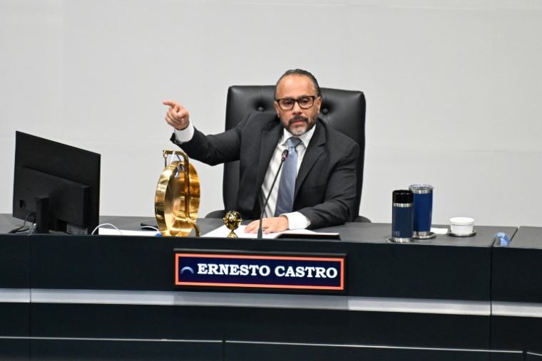 Le président du Parlement salvadorien Ernesto Castro lors d'un vote à l'Assemblée législative sur une réforme constitutionnelle, le 26 mars 2026 à San Salvador ( AFP / Marvin RECINOS )