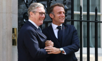 Le président français Emmanuel Macron (d) et le Premier ministre britannique Keir Starmer devant le 10 Downing Street, le 10 juillet 2025 à Londres ( POOL / Gonzalo Fuentes )