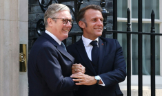 Le président français Emmanuel Macron (d) et le Premier ministre britannique Keir Starmer devant le 10 Downing Street, le 10 juillet 2025 à Londres ( POOL / Gonzalo Fuentes )