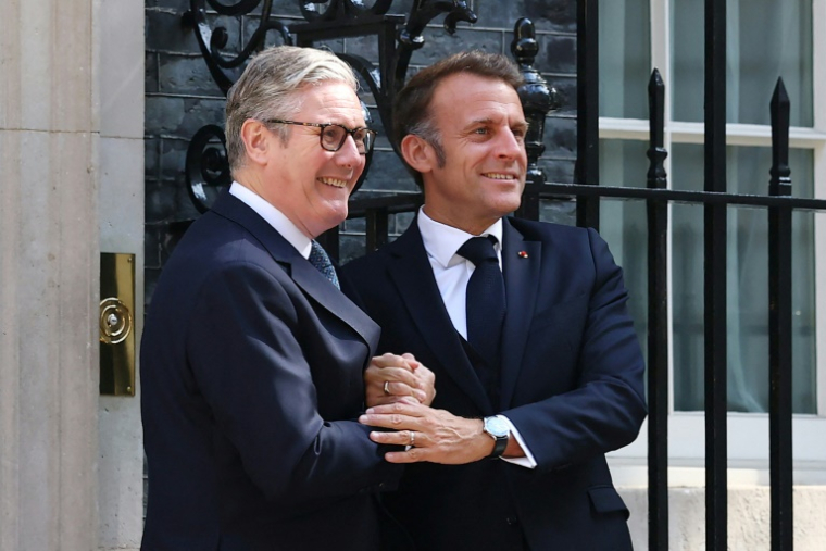 Le président français Emmanuel Macron (d) et le Premier ministre britannique Keir Starmer devant le 10 Downing Street, le 10 juillet 2025 à Londres ( POOL / Gonzalo Fuentes )