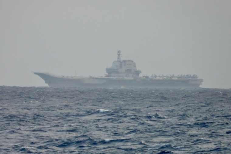 Photo diffusée par le ministère de la Défense taïwanais le 1er avril 2025 montrant le porte-avions chinois Shandong, dans des eaux près de Taïwan ( TAIWAN DEFENCE MINISTRY / Handout )