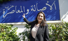 Fatima Ezzahra El Mansouri, ministre de l'Aménagement du territoire, maire de Marrakech et membre de la direction collégiale du Parti Authenticité et Modernité (PAM), fait le signe de la victoire après l'annonce des résultats provisoires des législatives, le 24 septembre 2026 à Rabat, au Maroc ( AFP / Abdel Majid BZIOUAT )