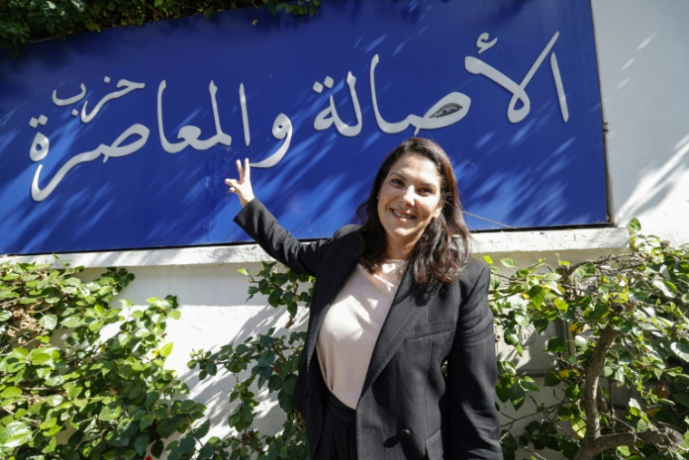 Fatima Ezzahra El Mansouri, ministre de l'Aménagement du territoire, maire de Marrakech et membre de la direction collégiale du Parti Authenticité et Modernité (PAM), fait le signe de la victoire après l'annonce des résultats provisoires des législatives, le 24 septembre 2026 à Rabat, au Maroc ( AFP / Abdel Majid BZIOUAT )