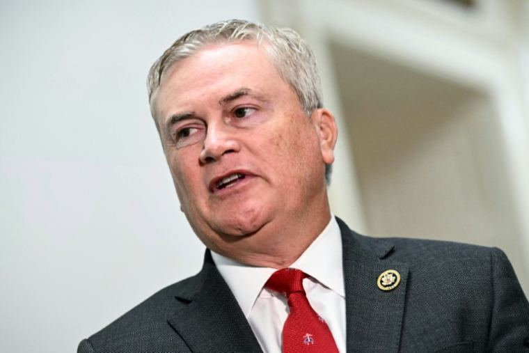 Le président de la commission d'enquête, le député républicain James Comer s'adresse à la presse alors que Le cofondateur de Microsoft Bill Gates (c) participe à une audition à huis clos dans l'affaire Epstein, le 10 juin 2026 à Washington ( AFP / Kent NISHIMURA )