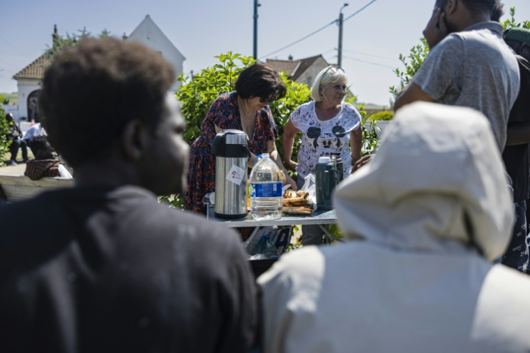 Des riveraines réunies en collectif pour venir en aide aux migrants dont la traversée échoue à Wimereux, côte d'Opale, le 18 juin 2025 ( AFP / Sameer Al-DOUMY )
