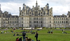 Des visiteurs profitent de la pelouse du château de Chambord le 23 mai 2021 ( AFP / GUILLAUME SOUVANT )