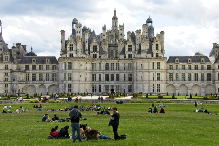 Des visiteurs profitent de la pelouse du château de Chambord le 23 mai 2021 ( AFP / GUILLAUME SOUVANT )