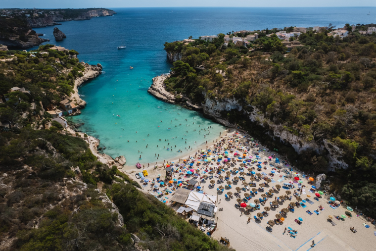 Le touriste conscient de son impact comprend que payer n&rsquo;efface pas les cons&eacute;quences de ses choix et que certains voyages, h&eacute;bergements ou activit&eacute;s peuvent cesser d&rsquo;&ecirc;tre moralement acceptables. (cr&eacute;dit: Adobe Stock)