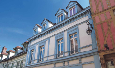 Dans l'immobilier résidentiel ancien, l'activité ralentit, les délais de vente s'allongent. La baisse des prix constatée dans les réseaux d'agences se confirme. Dans la capitale, les notaires l'évaluent en moyenne à -5% sur un an. (© Adobestock)