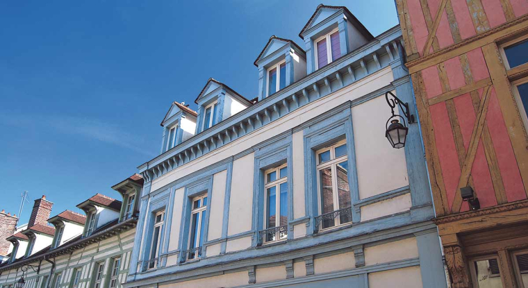 Dans l'immobilier résidentiel ancien, l'activité ralentit, les délais de vente s'allongent. La baisse des prix constatée dans les réseaux d'agences se confirme. Dans la capitale, les notaires l'évaluent en moyenne à -5% sur un an. (© Adobestock)