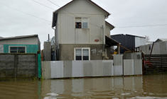 Des habitants dans leur maison dans une zone inondée à Arauco, dans la région de Biobio, le 16 juillet 2026 au Chili ( AFP / GUILLERMO SALGADO )