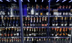 Des bouteilles de champagne en vente dans un supermarché à Paris, le 5 septembre 2025 ( AFP / STEPHANE DE SAKUTIN )