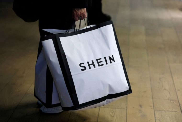 Un sac de courses du géant de la mode éphémère en ligne Shein