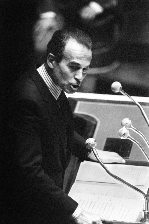 Robert Badinter, ministre de la Justice, défend l'abolition de la peine de mort, le 17 septembre 1981 à l'Assemblée nationale, à Paris ( AFP / DOMINIQUE FAGET )