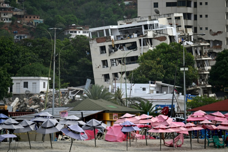 Un hôtel endommagé par le double séisme à Caraballeda, dans l'Etat de La Guaira au Venezuela, le 30 juin 2026 ( AFP / Juan BARRETO )