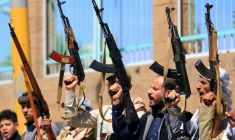 Des combattants houthis prennent part à une manifestation à Sanaa pour recruter de nouveaux soldats, le 7 octobre 2026 ( AFP / Mohammed HUWAIS )