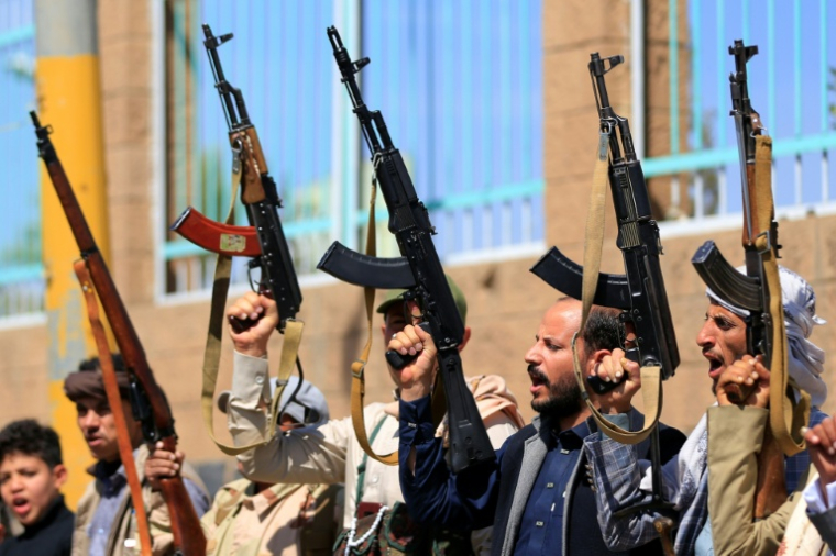 Des combattants houthis prennent part à une manifestation à Sanaa pour recruter de nouveaux soldats, le 7 octobre 2026  ( AFP / Mohammed HUWAIS )