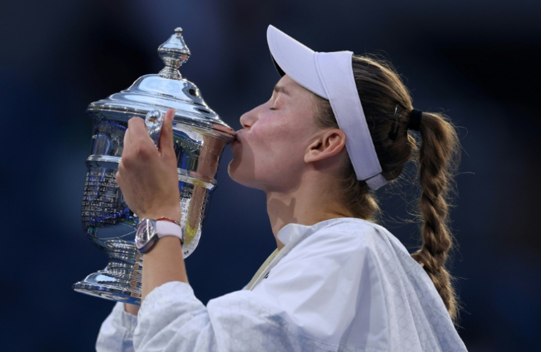 La Kazakhstanaise Elena Rybakina embrasse le trophée après avoir remporté la finale de l'US Open face à la Bélarusse Aryna Sabalenka, à New York, le 12 septembre 2026 ( GETTY IMAGES NORTH AMERICA / JULIAN FINNEY )