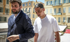 Le streamer français Safine Hamadi (d.), connu sous le nom de Safine, arrive avec son avocat Michel Tom au tribunal de Nice, dans les Alpes-Maritimes, pour l'ouverture de son procès, le 6 juillet 2026 ( AFP / Valery HACHE )