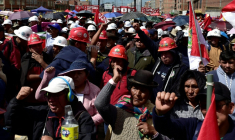 Des travailleurs participent à un rassemblement organisé par la Centrale ouvrière bolivienne (COB) pour célébrer la Fête internationale des travailleurs, avec la participation d'enseignants, d'ouvriers et de mineurs, à El Alto, en Bolivie, le 1er mai 2026 ( AFP / Jorge BERNAL )