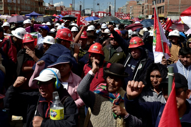 Des travailleurs participent à un rassemblement organisé par la Centrale ouvrière bolivienne (COB) pour célébrer la Fête internationale des travailleurs, avec la participation d'enseignants, d'ouvriers et de mineurs, à El Alto, en Bolivie, le 1er mai 2026 ( AFP / Jorge BERNAL )