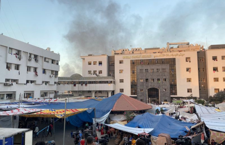 Des Palestiniens déplacés s'abritent à l'hôpital Al Shifa, dans la ville de Gaza