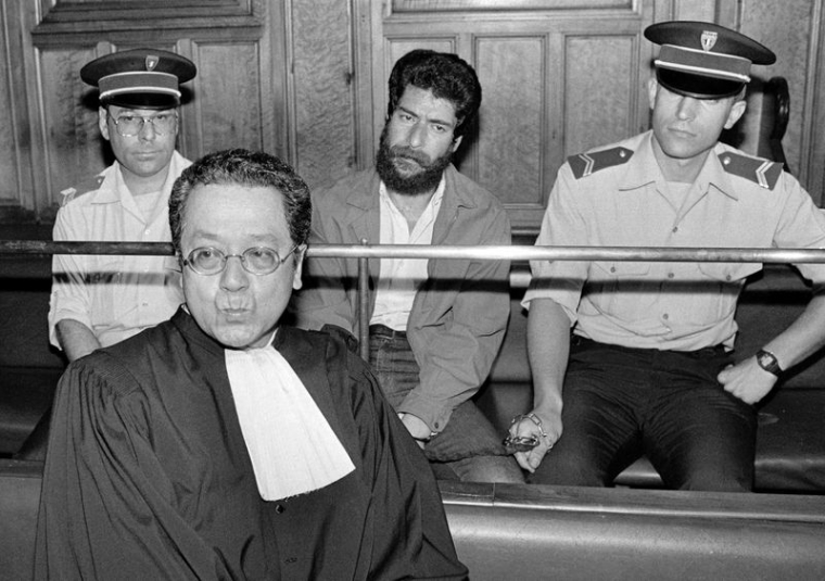 Une photo d'archives montre le militant des FARL Georges Ibrahim Abdallah et l'avocat Vergès assistant au procès au tribunal de Lyon