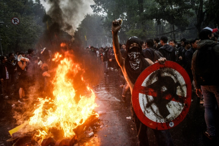 Manifestation à Bandung, le 29 août 2025 en Indonésie, après la mort d'un chauffeur de taxi-moto, écrasé par un véhicule des forces de l'ordre ( AFP / Timur MATAHARI )