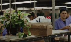 Imaginée par des Français et fabriquée au Brésil avec des matériaux bio, les baskets Veja font le tour du monde crédit photo : Charlotte Lapalus