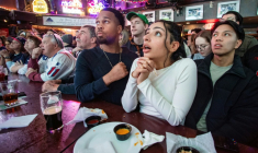 Les supporters des New England Patriots réagissent aux premiers instants du 60e Super Bowl, qui oppose les New England Patriots aux Seattle Seahawks à Boston, dans le Massachusetts, le 8 février 2026 ( AFP / Joseph Prezioso )