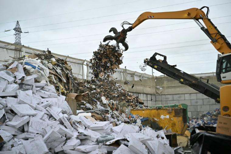 Des contrefaçons en cours de destruction au Havre, en Seine-Maritime, le 3 juin 2026 ( AFP / Lou BENOIST )