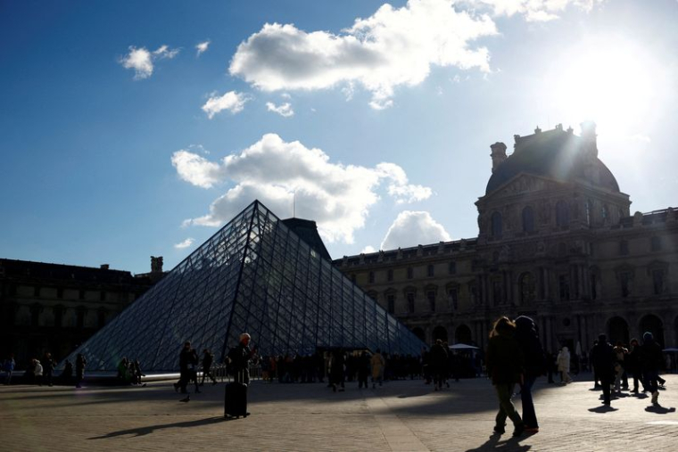 Photo d'archives des touristes au Musée du Louvre à Paris